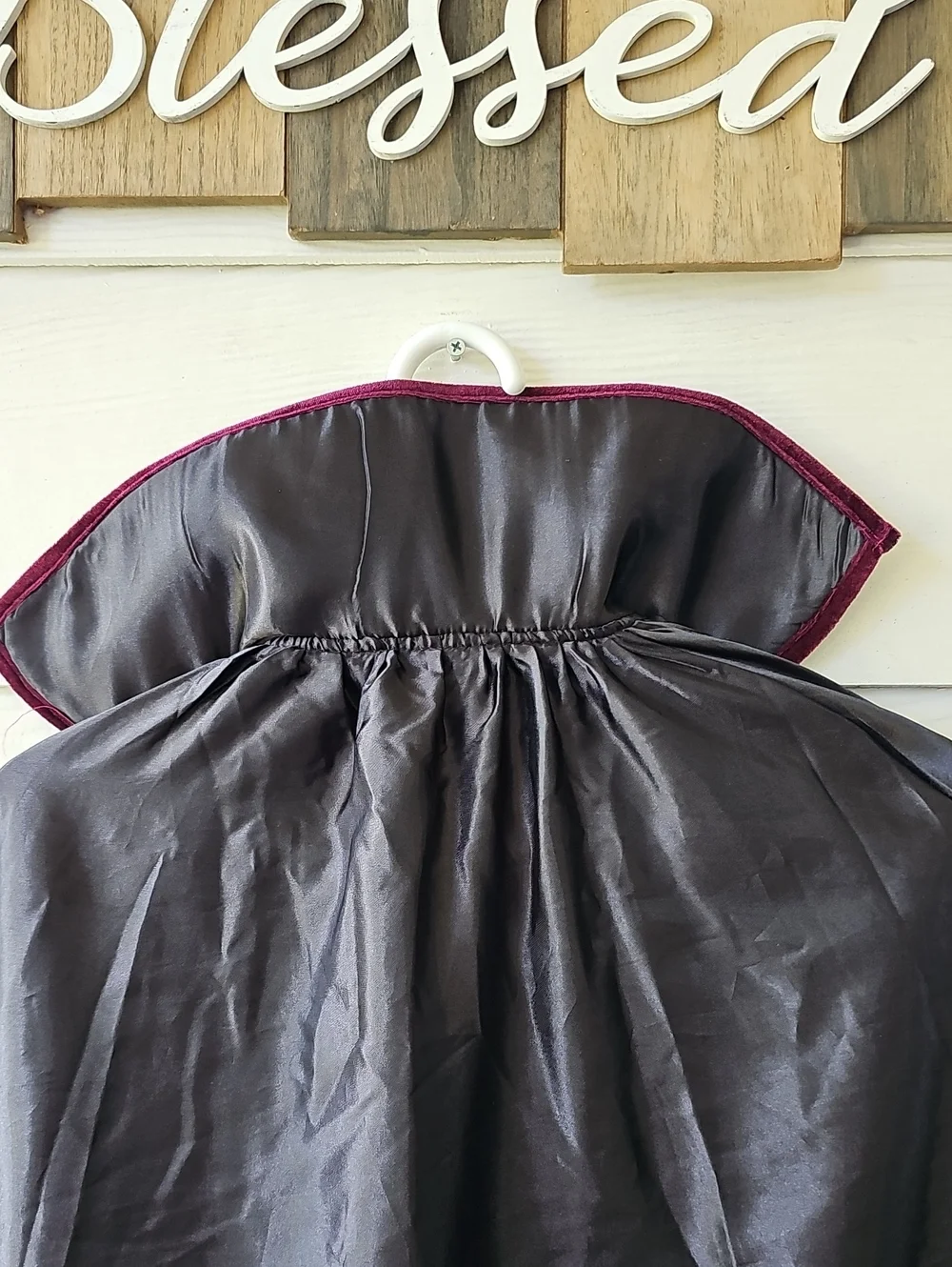 Spirit Halloween Black Vampire Cape with High Collar Burgundy Trim Unisex Sz M - Picture 6 of 6